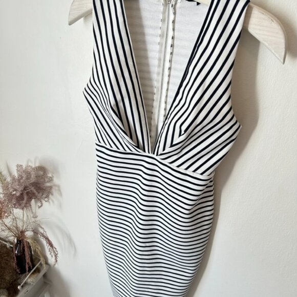 Olivaceous striped sleeveless knee-length dress - Picture 2 of 6